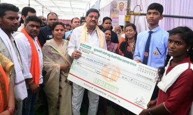मेहनत से हासिल की सफलता, श्रमिक परिवार के मेधावी बच्चों को मिली शिक्षा के लिए प्रोत्साहन राशि