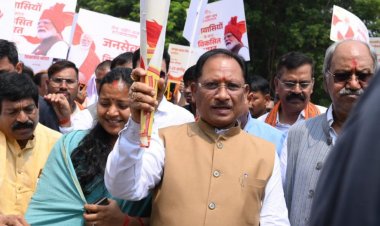 मुख्यमंत्री ने हाथों में मशाल लेकर किया ‘सेवा ज्योति यात्रा’ का नेतृत्व