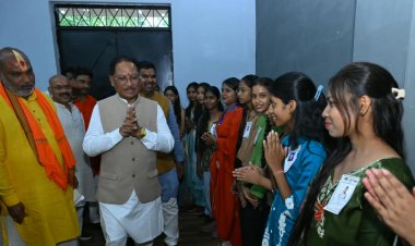 सेवा संकल्प अभियान- 'सेवा के रंग' कार्यक्रम के तहत निर्मित भव्य रंगोली का मुख्यमंत्री  विष्णु देव साय ने किया अवलोकन