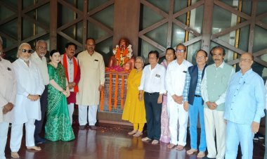 स्वतंत्रता संग्राम सेनानी स्वर्गीय  कमल नारायण शर्मा का जयन्ती पर सभापति सूर्यकान्त राठौड़ एवं संस्कृति विभाग अध्यक्ष अमर गिदवानी, गणमान्यजनों, सामाजिक कार्यकर्त्ताओं, महिलाओं, वरिष्ठ नागरिकों ने किया सादर नमन