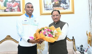 मुख्यमंत्री विष्णु देव साय से एशियन गेम्स के कांस्य पदक विजेता एथलीट अनिमेष कुजूर ने की सौजन्य मुलाकात