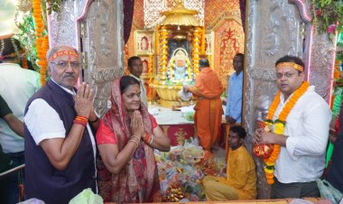 शारदीय नवरात्रि की महाष्टमी पर सांसद बृजमोहन अग्रवाल ने सपरिवार किए माँ बम्लेश्वरी के दर्शन; प्रदेशवासियों की सुख-समृद्धि और खुशहाली की कामना की