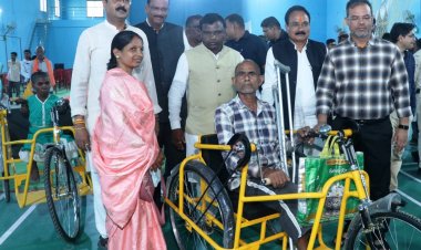 उत्तर बस्तर कांकेर : ट्राइसाइकिल मिलने से हीरे सिंह निषाद के लिए आवागमन हुआ आसान, दिव्यांगजन के जीवन में आई सहूलियत