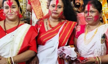 सुहागिनों ने सिंदूर खेलकर माँ दुर्गा को दी विदाई
