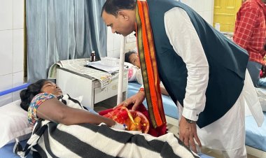 निजी कार्यक्रम छोड़ केल्हारी बस दुर्घटना के घायलों से मिलने पहुंचे स्वास्थ्य मंत्री श्री श्याम बिहारी जायसवाल