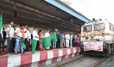 कैबिनेट मंत्री लखन लाल देवांगन ने कोरबा रेलवे स्टेशन से भारत गौरव टूरिस्ट ट्रेन को हरी झंडी दिखाकर किया रवाना, बुजुर्गों को दी शुभकामनाएं
