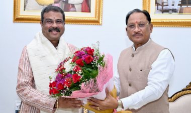  मुख्यमंत्री विष्णु देव साय से सांसद  धर्मेंद्र प्रधान ने की शिष्टाचार भेंट