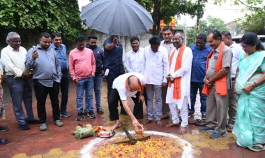 त्रिमूर्ति नगर के स्वामी आत्मानंद उत्कृष्ट अंग्रेजी माध्यम विद्यालय में शेड निर्माण कार्य का विधायक पुरन्दर मिश्रा ने किया भूमिपूजन*