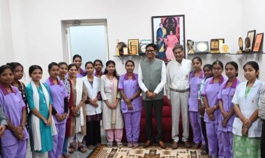 सत्य साईं अस्पताल में सेवा दे रहीं छत्तीसगढ़ की बेटियों से मिले वित्त मंत्री ओ.पी. चौधरी