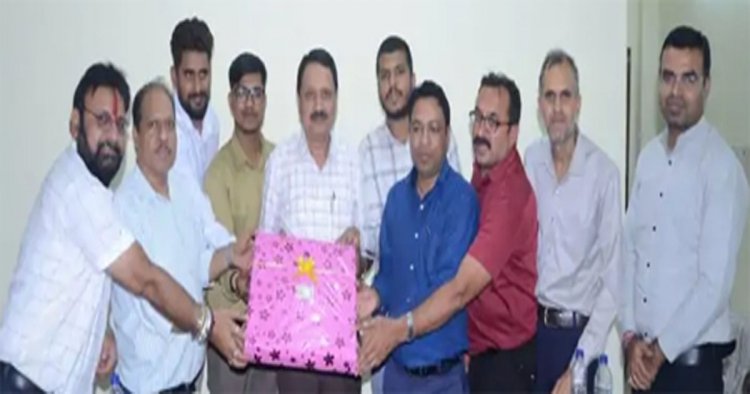 जिला जनसंपर्क कार्यालय के सहायक ग्रेड-1 अनिल सिंह को सेवानिवृत्ति पर दी गई भावभीनी विदाई