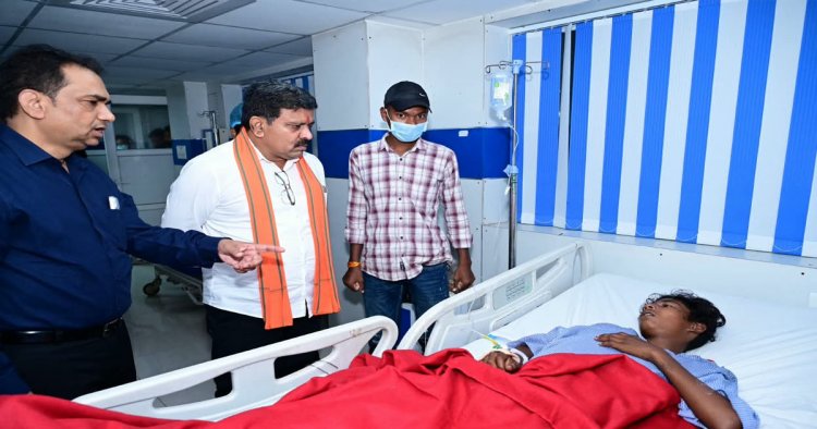 उप मुख्यमंत्री विजय शर्मा ने अस्पताल पहुंचकर जाना सड़क हादसे में घायलों का हाल