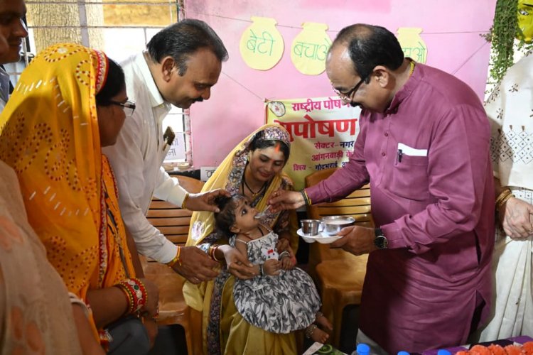  'बच्चों के अंदर अपना बचपना ढूंढता हूं...' : जमीन पर बैठकर बच्चों संग खेले  अरुण साव