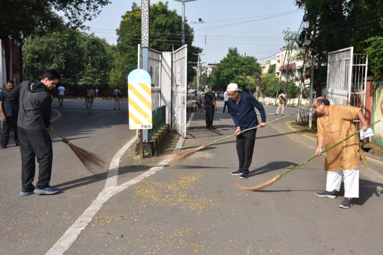 राज्यपाल श्री डेका ने गांधी जयंती पर की साफ-सफाई
