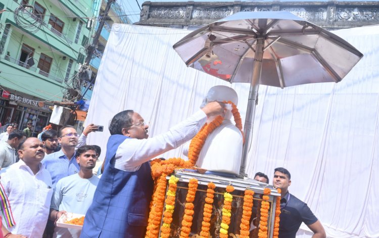 गांधी जयंती पर प्रभारी मंत्री रामविचार नेताम ने मनेंद्रगढ़ में महात्मा गांधी और लाल बहादुर शास्त्री को किया नमन