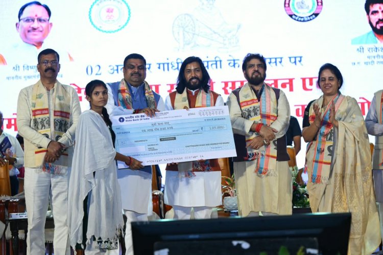 खादी और स्थानीय उत्पादों के अधिकाधिक उपयोग पर जोर - मंत्री गजेन्द्र यादव