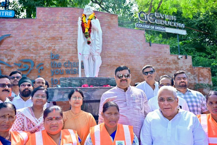 गांधी जयंती पर मंत्री  गजेन्द्र यादव ने दिया स्वच्छता और स्वदेशी का संदेश