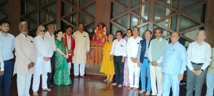 स्वतंत्रता संग्राम सेनानी स्वर्गीय  कमल नारायण शर्मा का जयन्ती पर सभापति सूर्यकान्त राठौड़ एवं संस्कृति विभाग अध्यक्ष अमर गिदवानी, गणमान्यजनों, सामाजिक कार्यकर्त्ताओं, महिलाओं, वरिष्ठ नागरिकों ने किया सादर नमन
