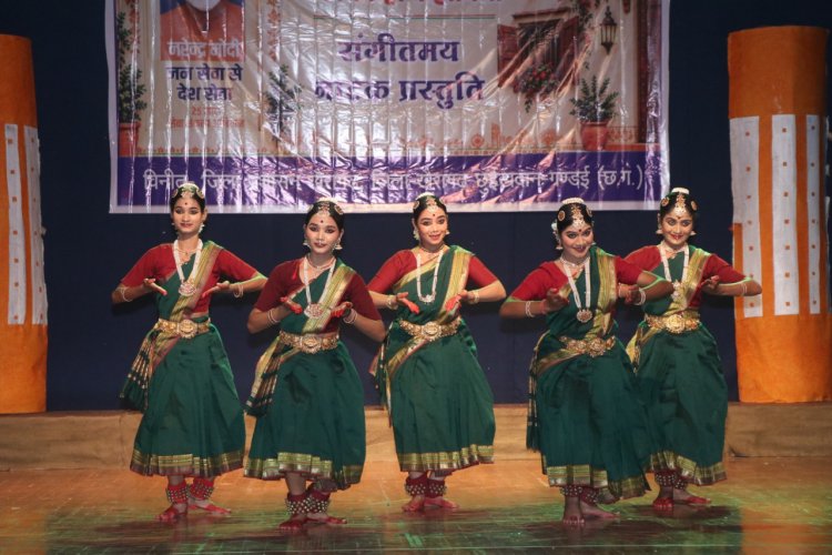  इंदिरा कला संगीत विश्वविद्यालय खैरागढ़ में ‘नमो सेवा– अनकही कहानियां’ का जिला स्तरीय भव्य नाट्य मंचन