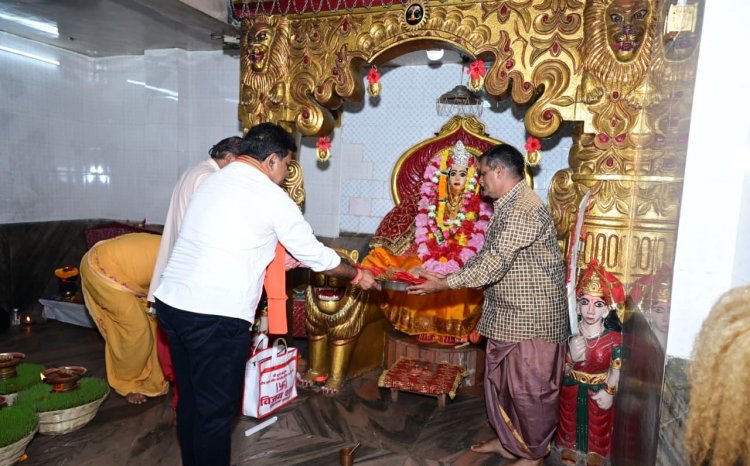 उप मुख्यमंत्री  विजय शर्मा ने कवर्धा में मां महामाया और मां विंध्यवासिनी के दर्शन कर प्रदेश की सुख-समृद्धि और खुशहाली की कामना की