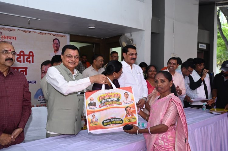 सेवा संकल्प अभियान के तहत मितानिन दीदियों का कैबिनेट मंत्री  लखन लाल देवांगन ने किया सम्मान, जनसेवा में योगदान की सराहना की