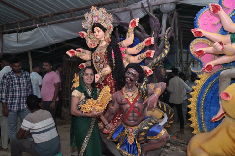 सेवा की कहानी : ’बिहान से हुनर को मिली नई पहचान, मूर्ति निर्माण से परिवार को सशक्त बना रहीं संतोषी प्रजापति’