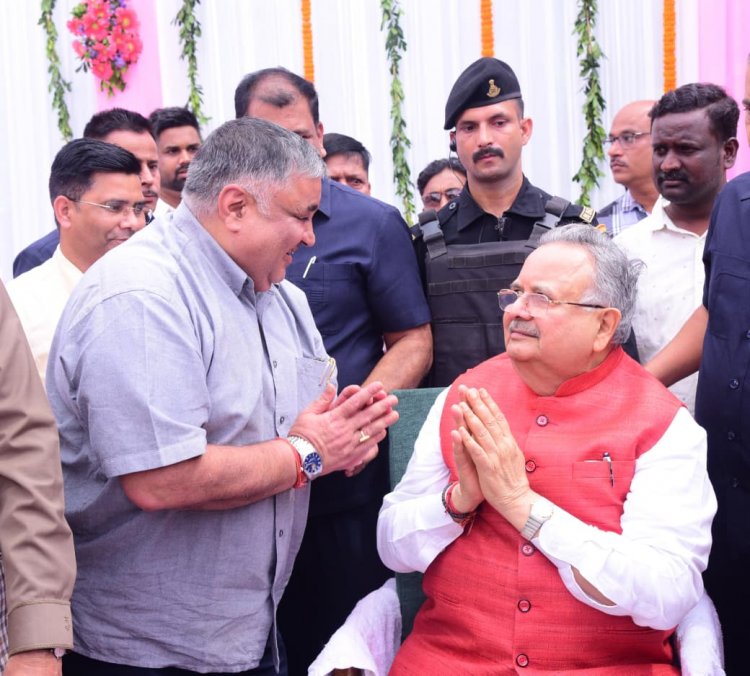  विधानसभा अध्यक्ष डॉ. रमन सिंह को जन्मदिन की बधाई देने पहुंचे पर्यटन मंत्री  राजेश अग्रवाल