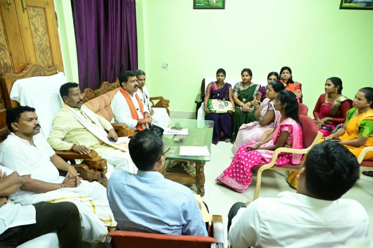 उप मुख्यमंत्री श्री शर्मा ने महिलाओं को प्रोत्साहित करते हुए कहा कि एनपीओपी प्रमाणन मिलने के बाद अब दण्डक ब्रांड के उत्पादों को राष्ट्रीय एवं अंतरराष्ट्रीय बाजारों तक पहुंचाने की दिशा में योजनाबद्ध तरीके से कार्य करने की आवश्यकता है।