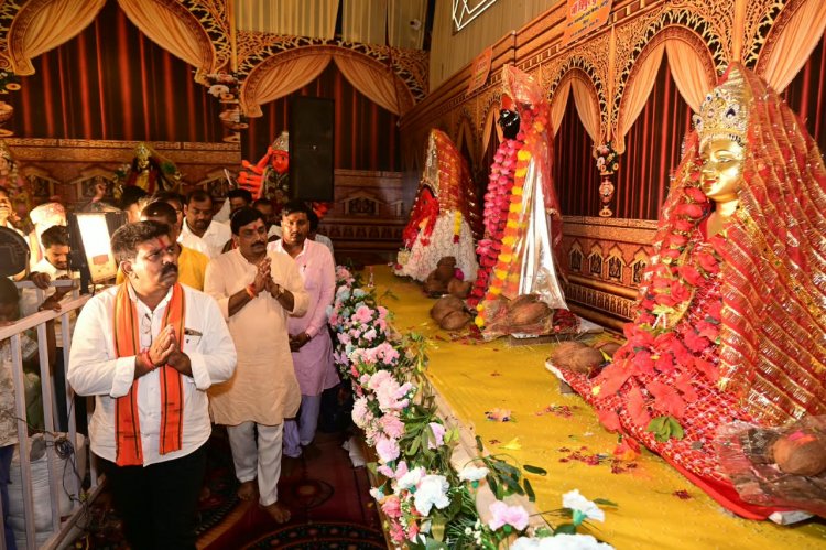  देवी पंडाल बने जनसमस्या निवारण के केंद्र, उप मुख्यमंत्री विजय शर्मा ने मां दुर्गा के चरणों में बैठकर सुनीं ग्रामीणों की समस्याएं