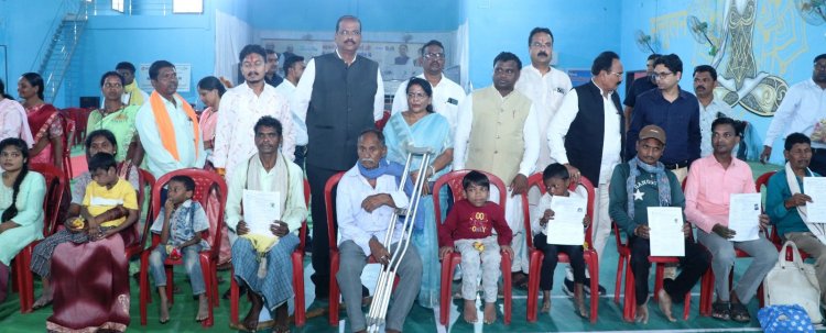 ट्राइसाइकिल मिलने से हीरे सिंह निषाद के लिए आवागमन हुआ आसान, दिव्यांगजन के जीवन में आई सहूलियत पहले बैसाखी के सहारे चलते थे हरे सिंह, अब स्वयं आ-जा सकेंगे आसानी से