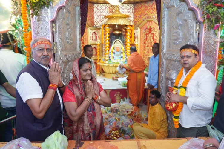 शारदीय नवरात्रि की महाष्टमी पर सांसद बृजमोहन अग्रवाल ने सपरिवार किए माँ बम्लेश्वरी के दर्शन; प्रदेशवासियों की सुख-समृद्धि और खुशहाली की कामना की