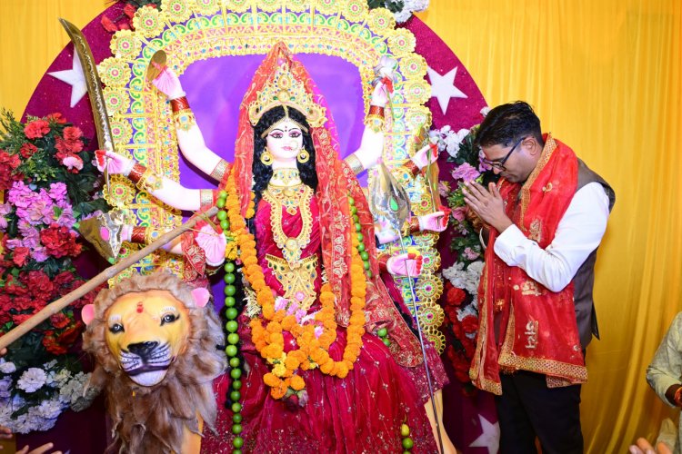 वित्त मंत्री एवं रायगढ़ विधायक  ओ.पी. चौधरी ने शारदीय नवरात्रि के पावन अवसर पर रायगढ़ शहर के विभिन्न स्थानों पर स्थापित दुर्गा पूजा पंडालों में पहुँचकर माँ दुर्गा की विधि-विधान से पूजा-अर्चना की।