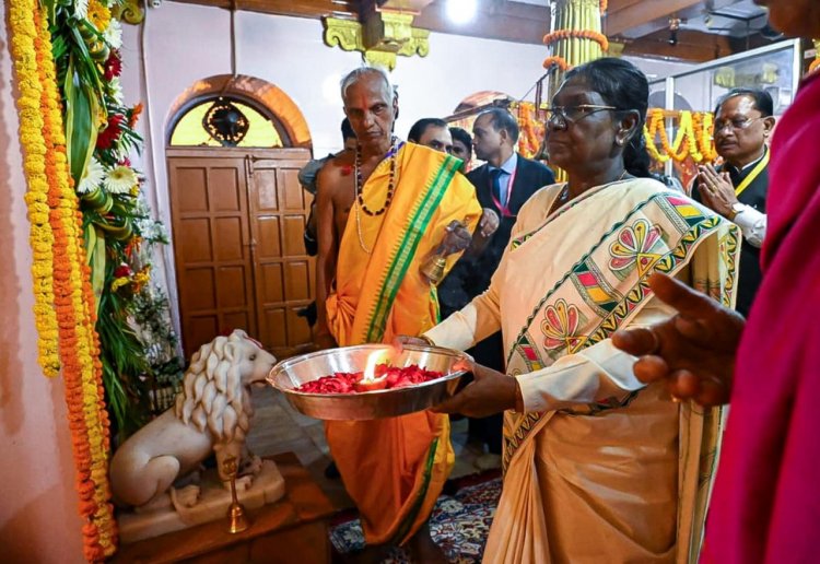  राष्ट्रपति श्रीमती द्रौपदी मुर्मु ने माँ दंतेश्वरी की पूजा-अर्चना कर देशवासियों की सुख-समृद्धि और खुशहाली की कामना की