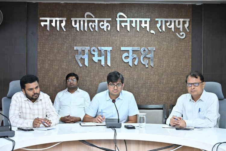 आयुक्त ने नागरिकों से प्राप्त जनशिकायतों का त्वरित निदान करने के अधिकारियों को दिए निर्देश