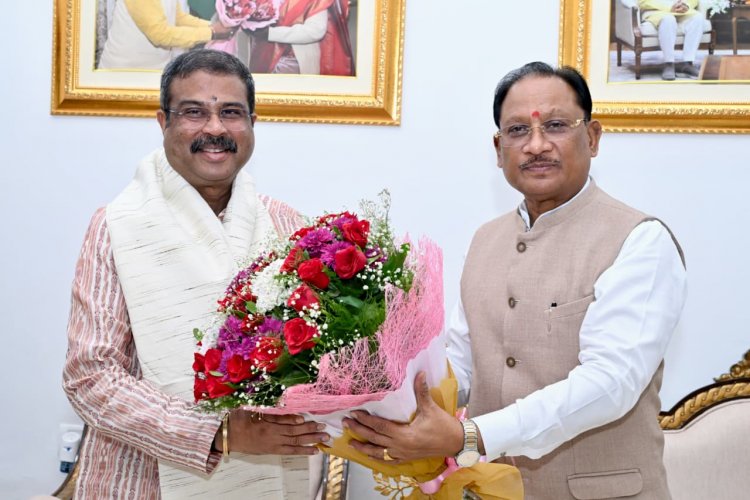  मुख्यमंत्री विष्णु देव साय से सांसद  धर्मेंद्र प्रधान ने की शिष्टाचार भेंट