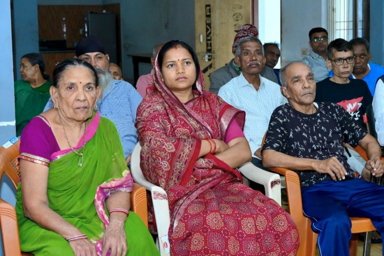 वृद्धजनों के साथ मंत्री श्रीमती लक्ष्मी राजवाड़े ने सुनी ‘मन की बात’