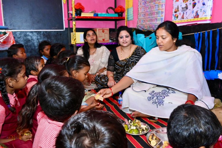  मंत्री श्रीमती लक्ष्मी राजवाड़े ने किया आंगनबाड़ी केंद्र का औचक निरीक्षण