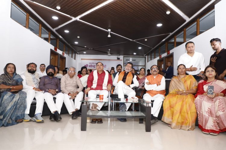भाजपा प्रदेश अध्यक्ष किरण देव सहित भाजपा पदाधिकारियों ने प्रदेश कार्यालय में सुनी 'मन की बात'