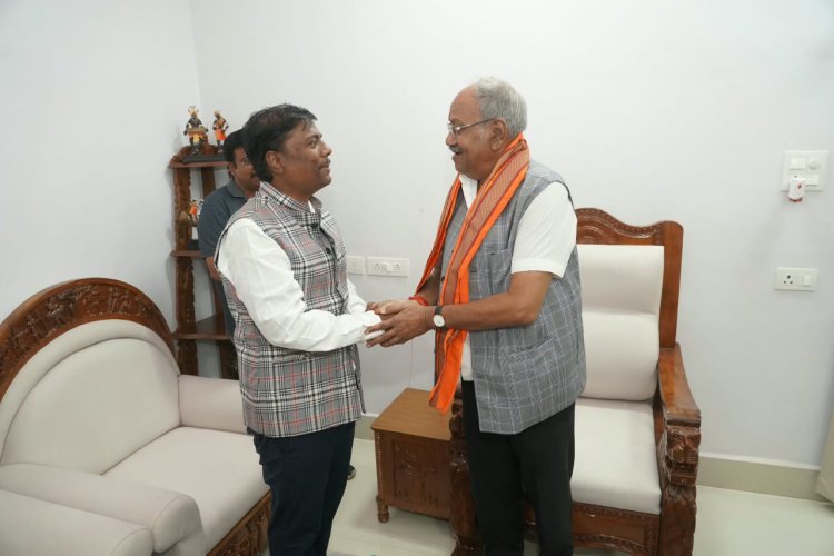 सांसद बृजमोहन अग्रवाल का बस्तर प्रवास: मां दंतेश्वरी के दर पर नवाया शीश, जगदलपुर में कैबिनेट मंत्री केदार कश्यप और सांसद महेश कश्यप से की भेंट*