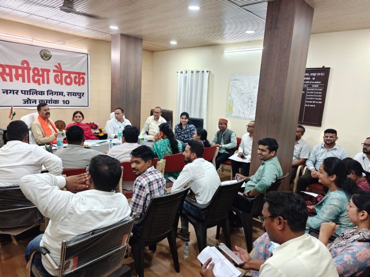 रायपुर ग्रामीण विधायक मोतीलाल साहू ने नगर निगम जोन 10 पहुंचकर कार्यों की गहन समीक्षा की, दिए आवश्यक निर्देश
